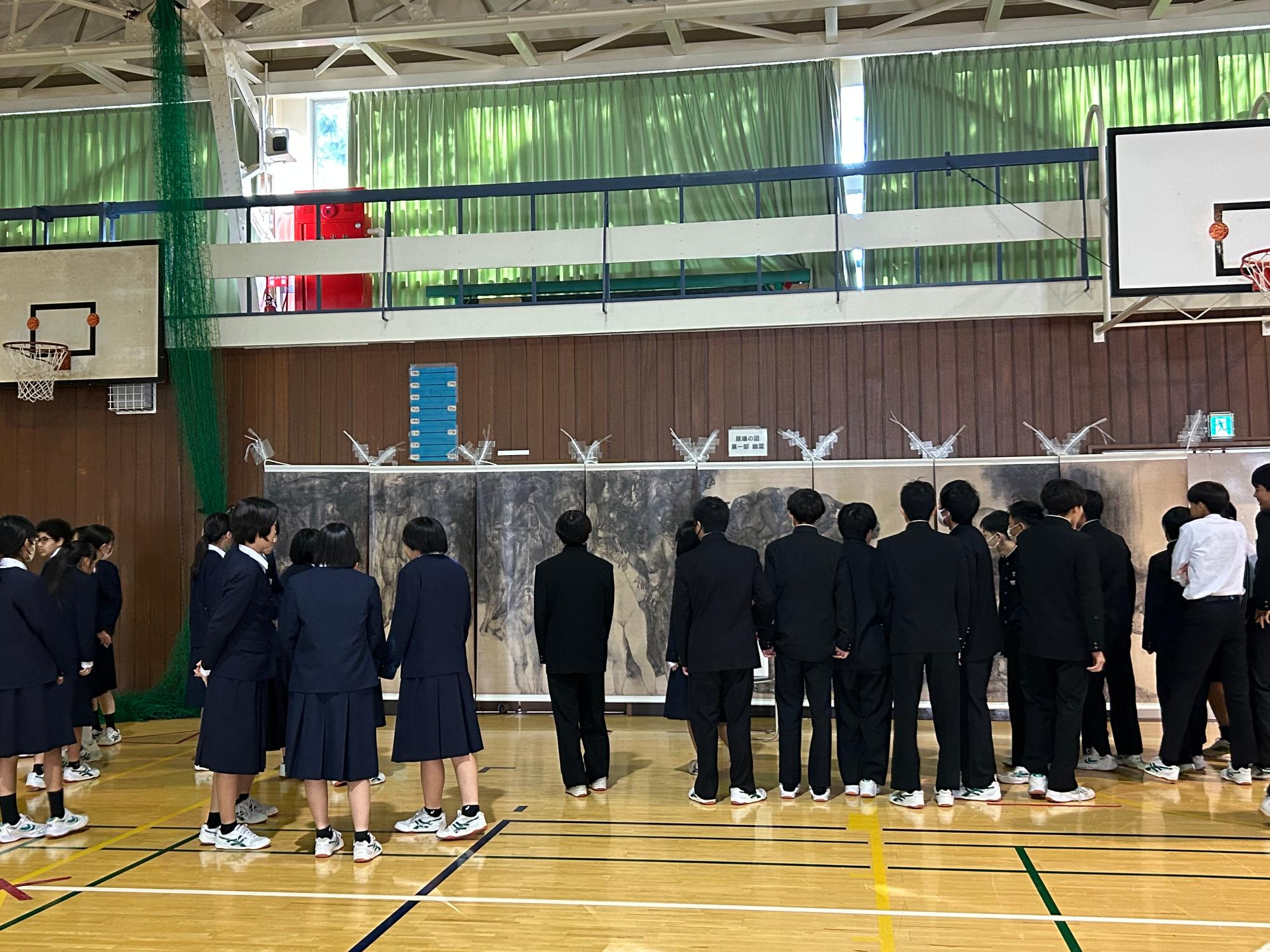 原爆の図を鑑賞する生徒たちの写真