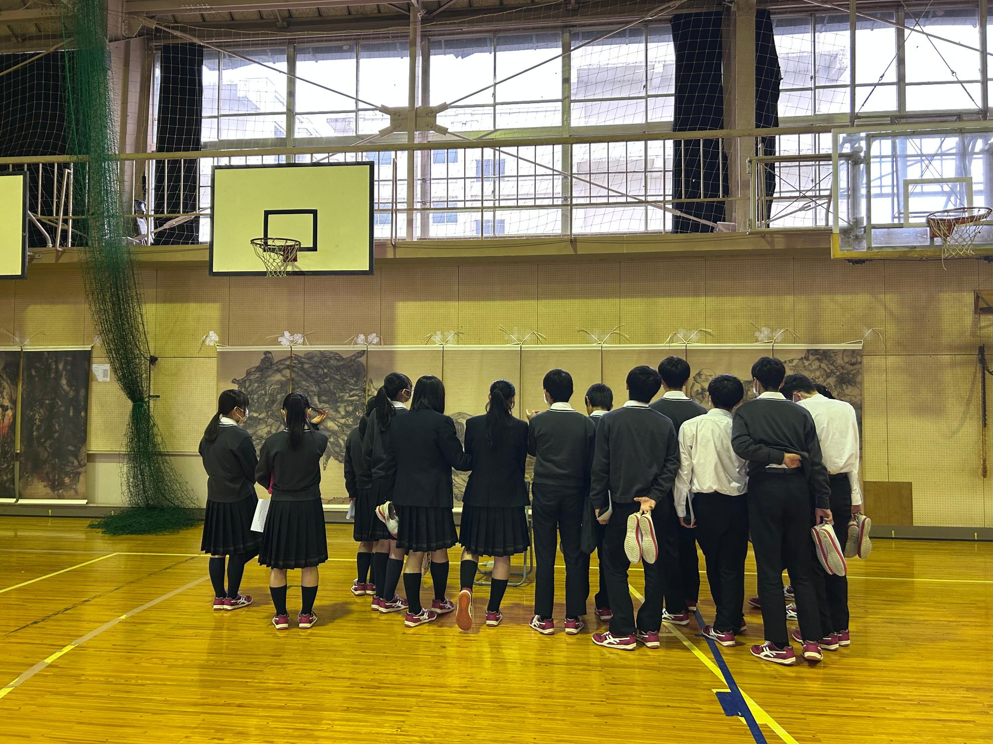 原爆の図を鑑賞する生徒たちの写真