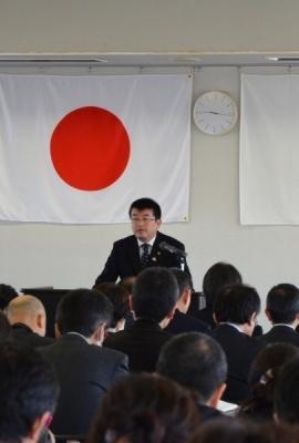 3期目就任の訓示を述べている吉田市長の写真