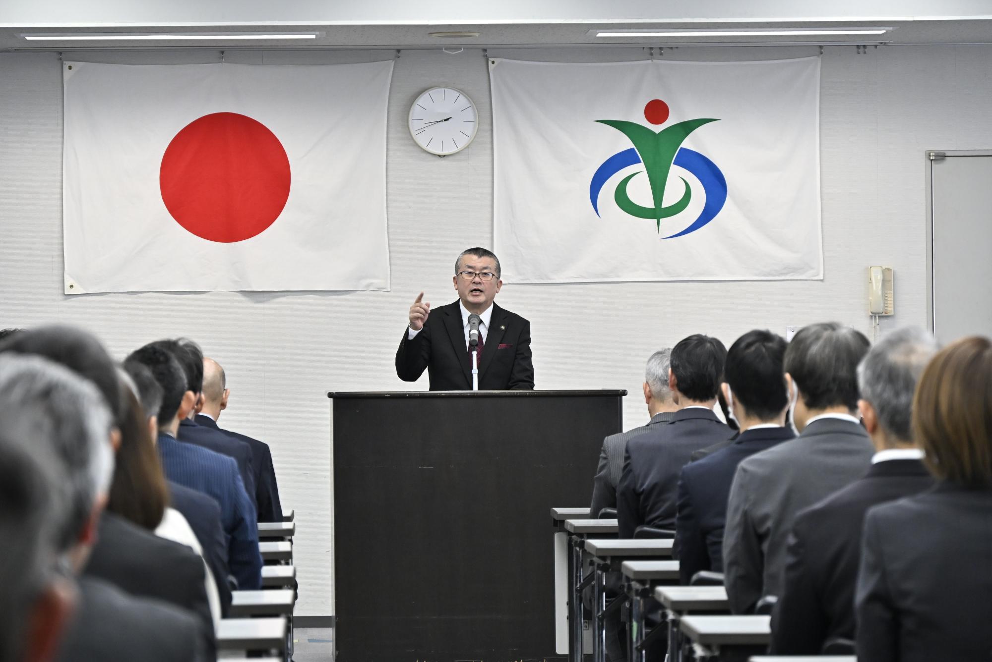市長就任訓示を述べている吉田市長の写真