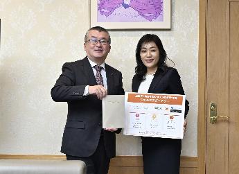 吉田市長とウェルネス手帳開発者の島田恭子博士