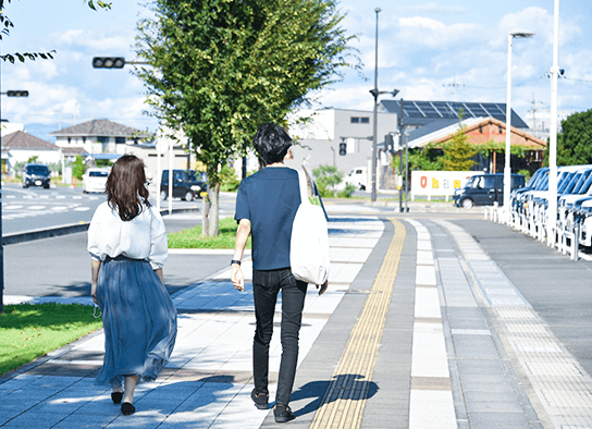 早稲田の杜の歩道を歩く二人の男女の写真