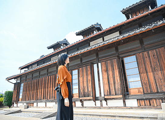 児玉駅近くの建物前で、建物を見上げる女性