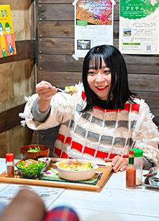 食事を楽しむ女性の様子を写した写真